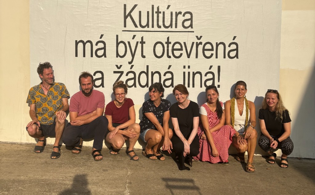 Tým festivalu IMMEDIATUS BIENNALE u nápisu Kultura má být otevřená